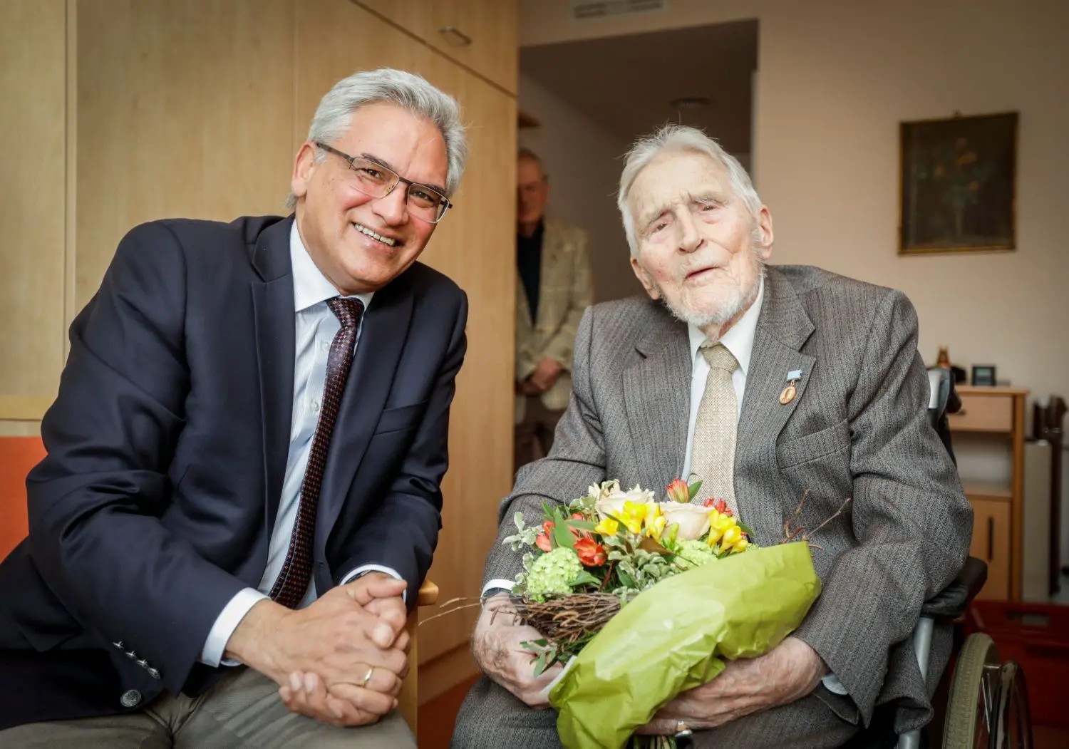 Der Jubilar gestern mit OB Gunter Czisch.