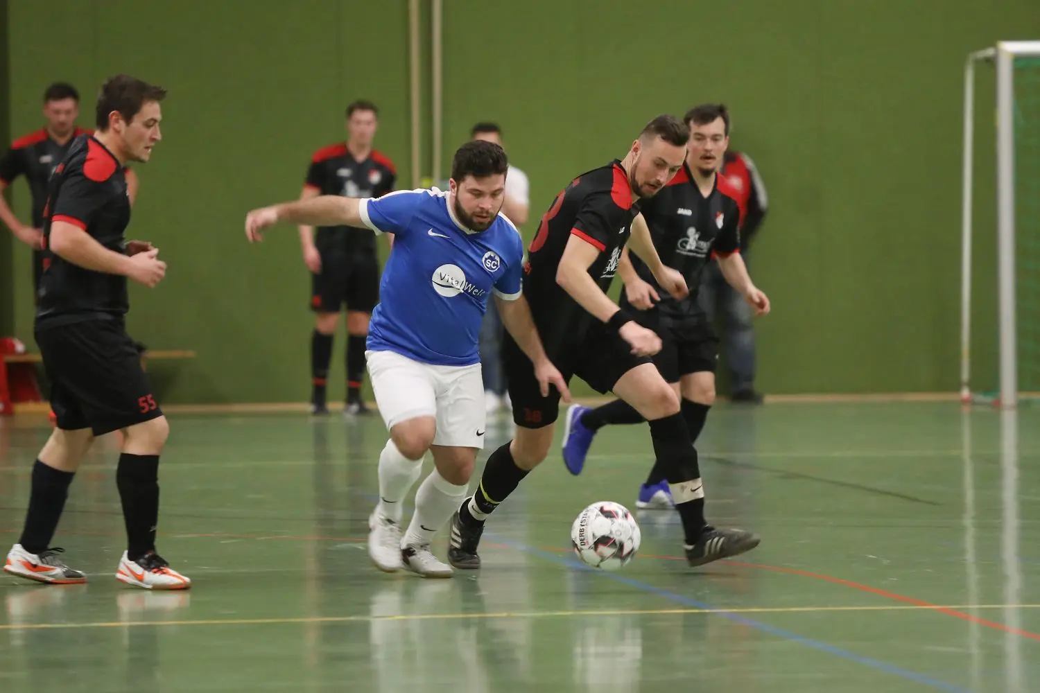 Tolunay Yilmaz (blaues Trikot) gehört zur Steinbacher Aktiven-Mannschaft, die den Stadtmeistertitel erringt. Der 23-Jährige ist aufgrund seiner guten Technik einer der auffälligsten Spieler des Turniers. 