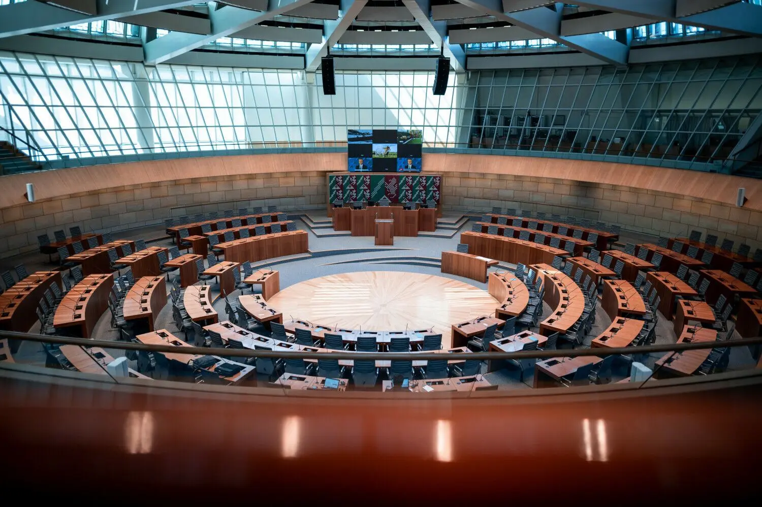 Der Landtag von Nordrhein-Westfalen in Düsseldorf: Wer wird hier künftig regieren? Auch die Bundesparteien reden da ein gewichtiges Wort mit.