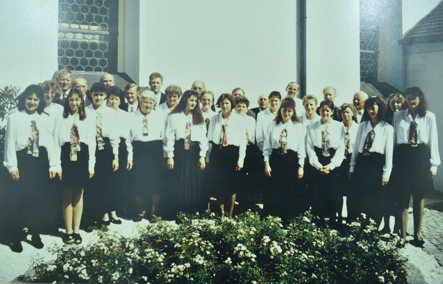 100 Jahre Kirchenchor Heufelden. Der Chor mit damals mehr als 30 Sängerinnen und Sängern bei den Feierlichkeiten zum 75-jährigen Bestehen des Heufelder Kirchenchors.⇥