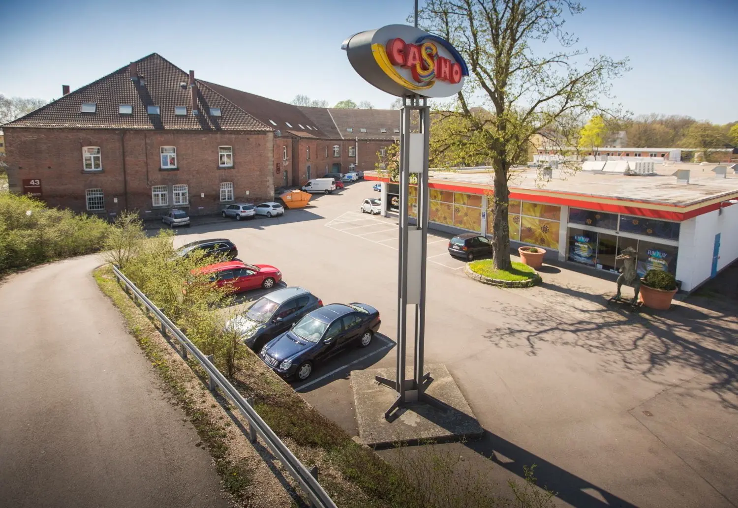 Hier eine ältere Ansicht, dass das Spital in unsaniertem Zustand mit der heute noch bestehenden Spielhalle zeigt.