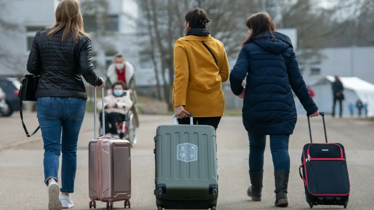 In Neu-Ulm leben relativ viele Flüchtlinge (hier ein Symbolfoto) – unter anderem, weil es dort eben viele geeignete Flächen und Gebäude gibt. Das sorgt immer wieder für Debatten.
ARCHIV - 18.03.2022, Baden-Württemberg, Ellwangen: Drei aus der Ukraine stammende Frauen gehen in der Landeserstaufnahmestelle für Flüchtlinge (LEA) zu ihrem Quartier. (zu dpa: «Gegenwind für Bund beim Thema Kosten der Flüchtlingsversorgung») Foto: Stefan Puchner/dpa +++ dpa-Bildfunk +++