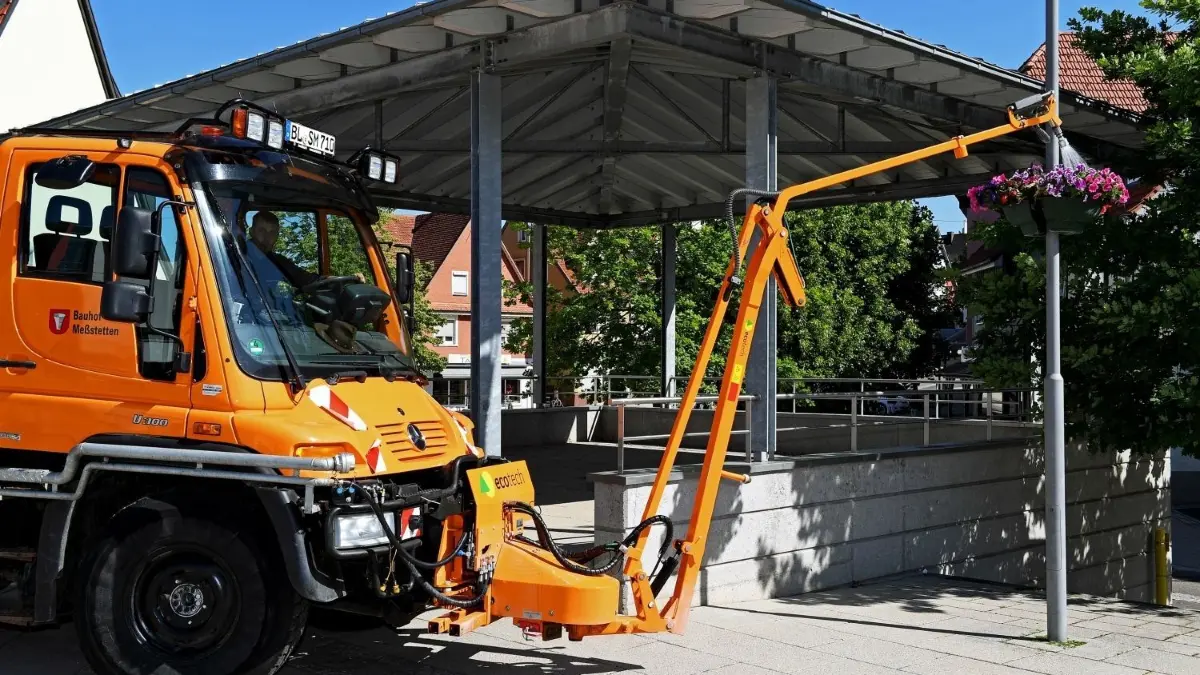 Spielend leicht kommt der umgerüstete Unimog in Meßstetten an die hoch hängenden Blumenkübel.⇥
Spielend leicht kommt der umgerüstete Unimog in Meßstetten an die hoch hängenden Blumenkübel.