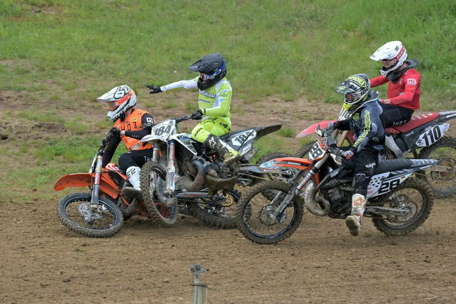 Bei rasender Fahrt bleiben unliebsame Berührungen nicht aus. Hier wird ausgerechnet Lokalmatador Kevin Keim (orange) beim Start des zweiten Laufs in einen Crash verwickelt – nachdem er den ersten noch souverän gewonnen hatte.