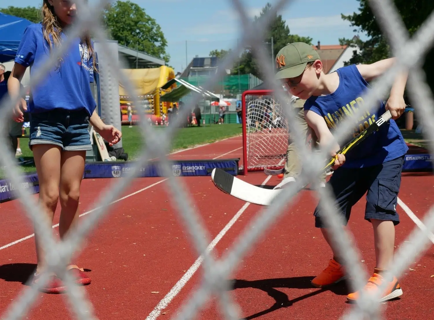 Treffsicher und in guter Haltung: Kinder konnten beim Mitmachprogramm der TSG Reutlingen viele Sportarten ausprobieren. Nicht nur den jungen, sondern auch den älteren Besuchern hat das Vereinsfest sichtlich gefallen. ⇥