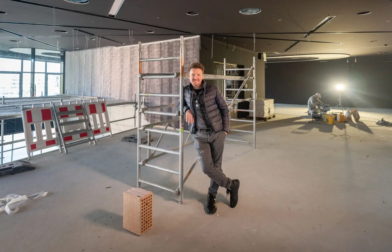 Florian Zimmer auf der Eventgalerie: Hier startet in den Abend, wer einen Logenplatz gebucht hat. Bis zur Premiere haben die Handwerker noch einiges zu tun.
