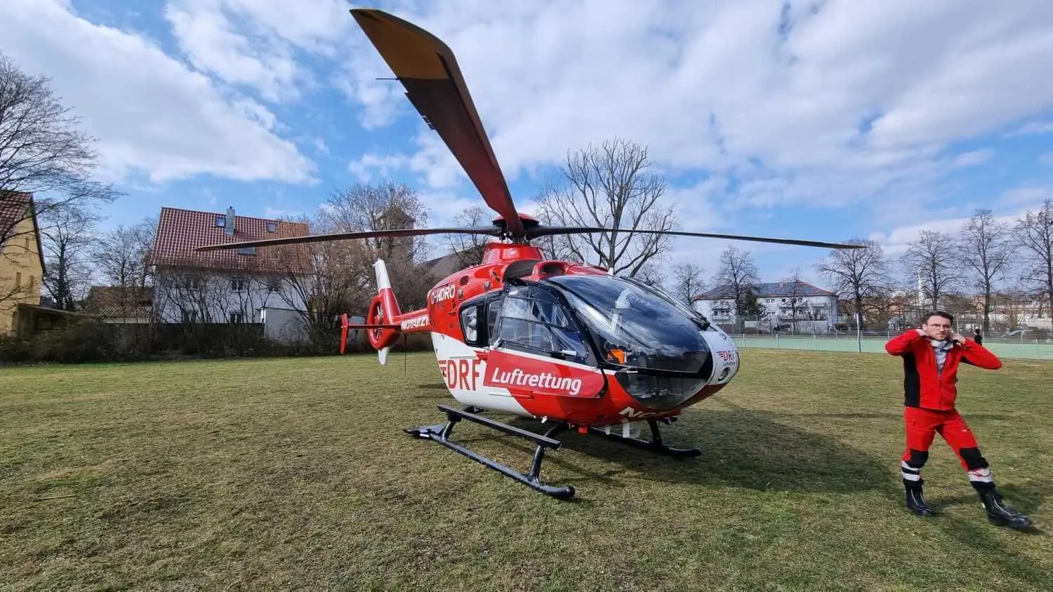 Ein Helikopter der DRF-Luftrettung landete auf dem Gelände der Hermann-Kurz-Schule.