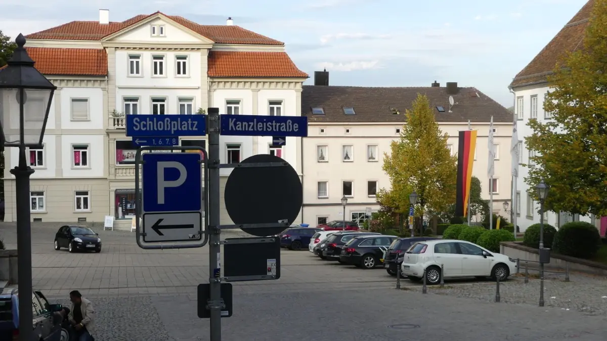 Auf dem Hechinger Schlossplatz ist in der Nacht auf Sonntag ein 33-Jähriger nach einer Alkoholfahrt verunglückt.
