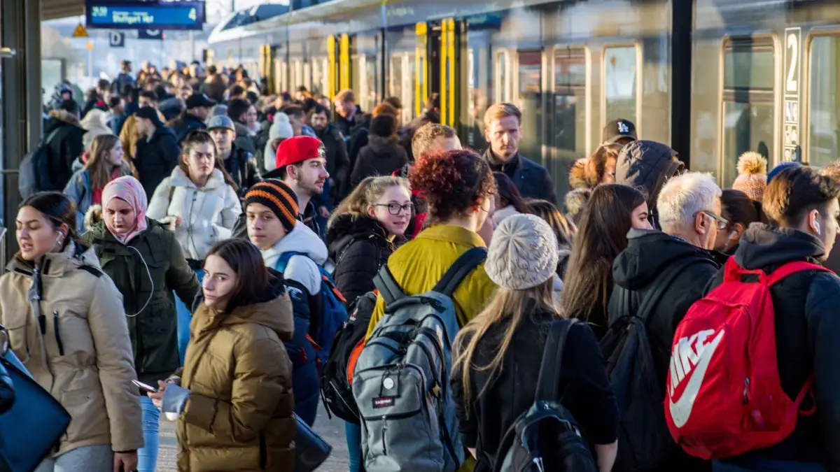 Pendler drängen sich am Bahnhof Göppingen auf dem Bahnsteig.