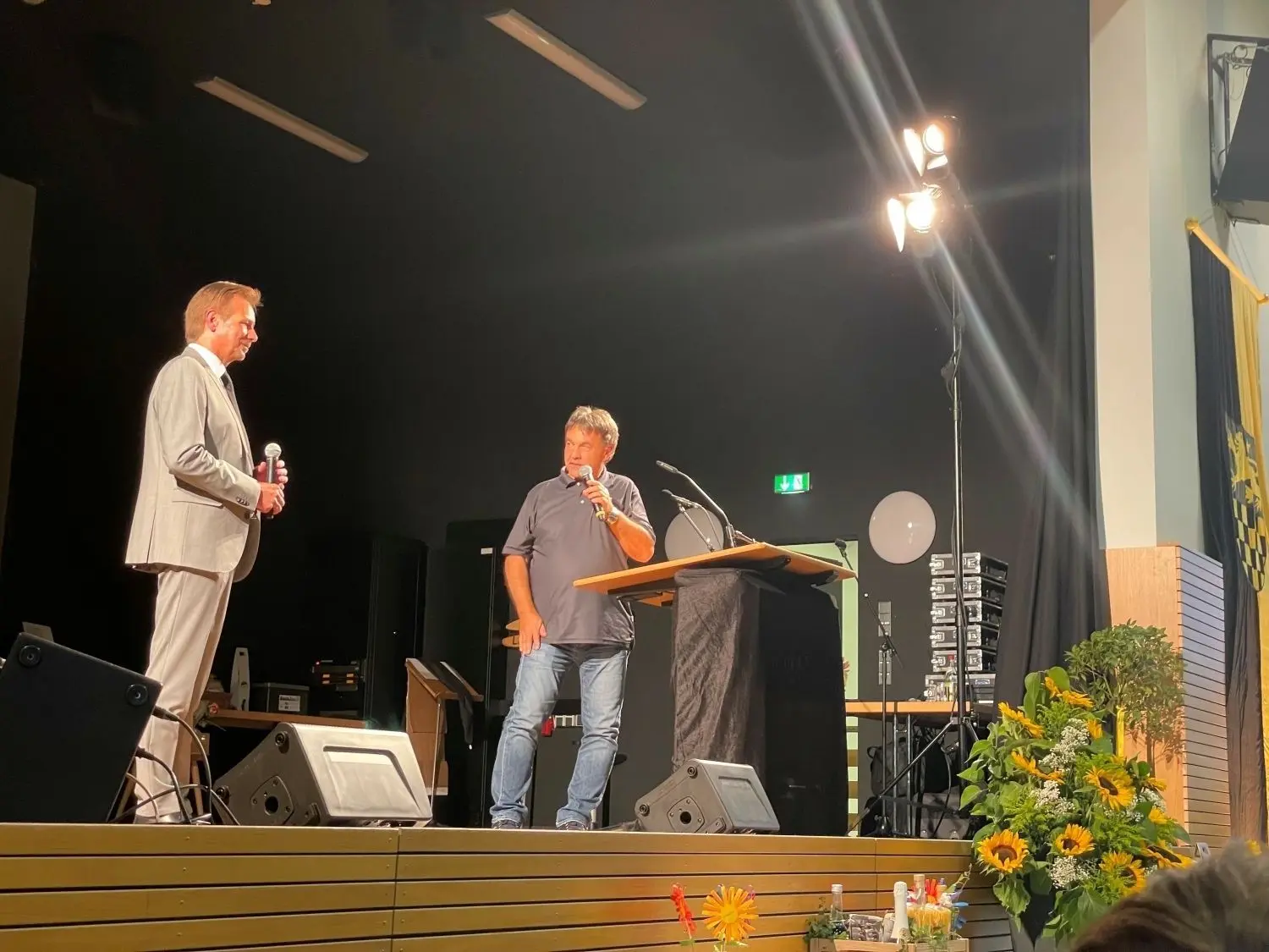 Achim Thoma vom Angelsportverein dankt Wolfgang Class für viele Jahre Unterstützung. Zum Abschied gibt's geräucherte Fisch-Spezialitäten.