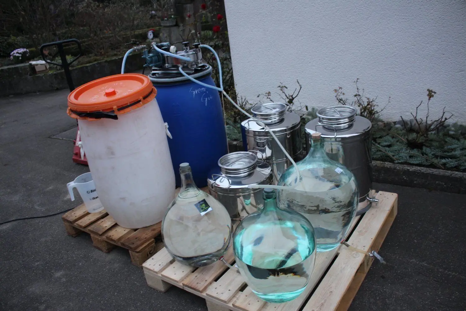 Die sogenannten Trubstoffe des Gin filtriert Karl Müller nur bei Temperaturen knapp unter dem Gefrierpunkt heraus.