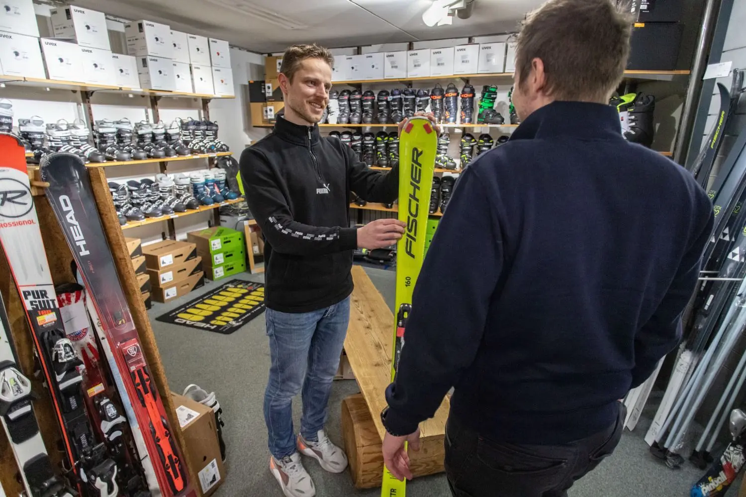 Sportgeschäfte, wie das von Tim Maier in Eislingen, zeigen sich von der miserablen Skisaison unbeeindruckt.⇥Foto: