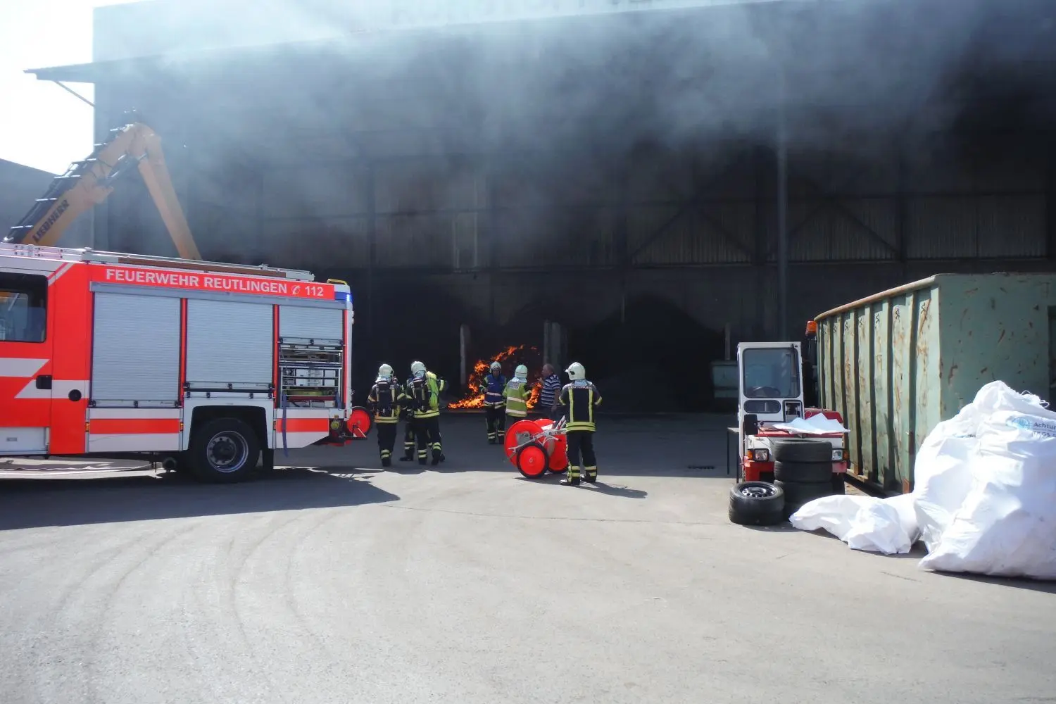 Feuerwehr Reutlingen löscht brennenden Schleifschlamm.