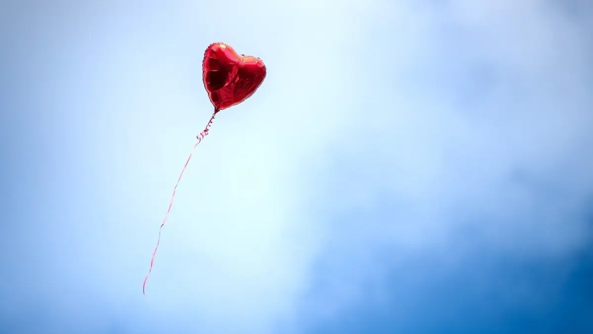 Ein einsamer Herzchen-Luftballon steigt auf: Hochzeitsfeiern werden wegen Corona ins kommende Jahr verschoben.
ARCHIV - Wiederholung vom 02.04.2020 - Zum Themendienst-Gespräch von Simone Andrea Mayer vom 28. April 2020: Lange geplant, jetzt abgesagt: Wer seine Hochzeit in der Corona-Krise verschieben muss, sollte die Feier auf jeden Fall später nachholen. Foto: Sina Schuldt/dpa/dpa-tmn - Honorarfrei nur für Bezieher des dpa-Themendienstes +++ dpa-Themendienst +++