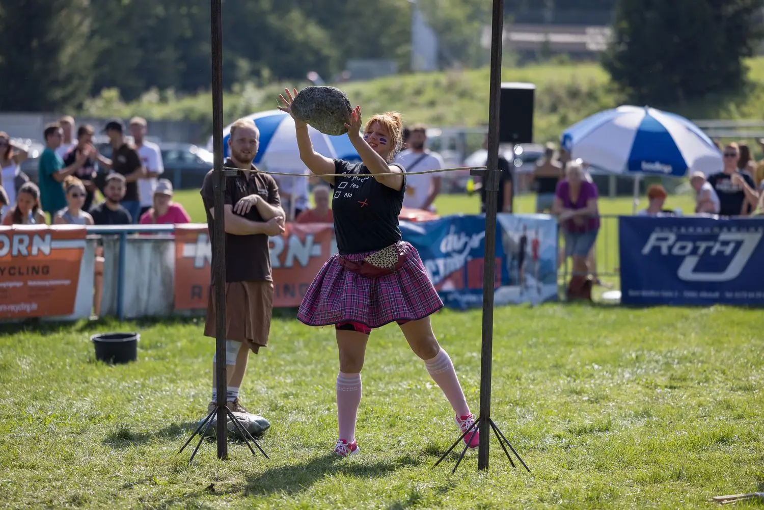 27 Kilogramm wiegt der Frauenstein. Die Männer müssen zehn Kilo mehr über die Stange werfen.