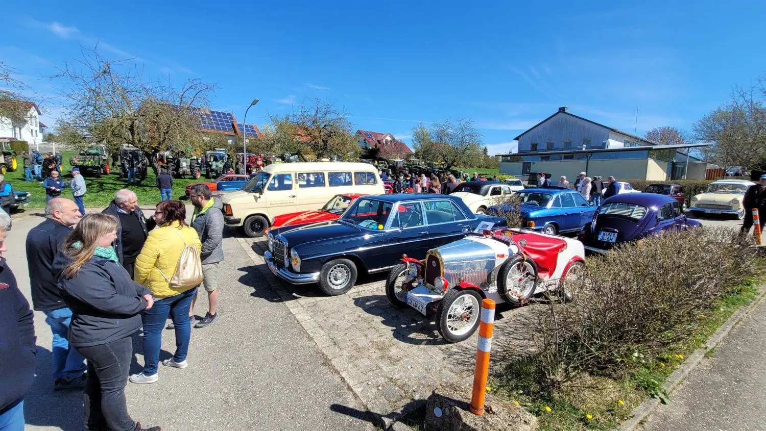 Zahlreiche Besucher kommen zum traditionellen Oldtimertreffen am Ostersonntag rund um die Sport- und Festhalle in Bartenstein. Zu sehen sind neben Schleppern und alten Autos auch Youngtimer und Sportwagen.