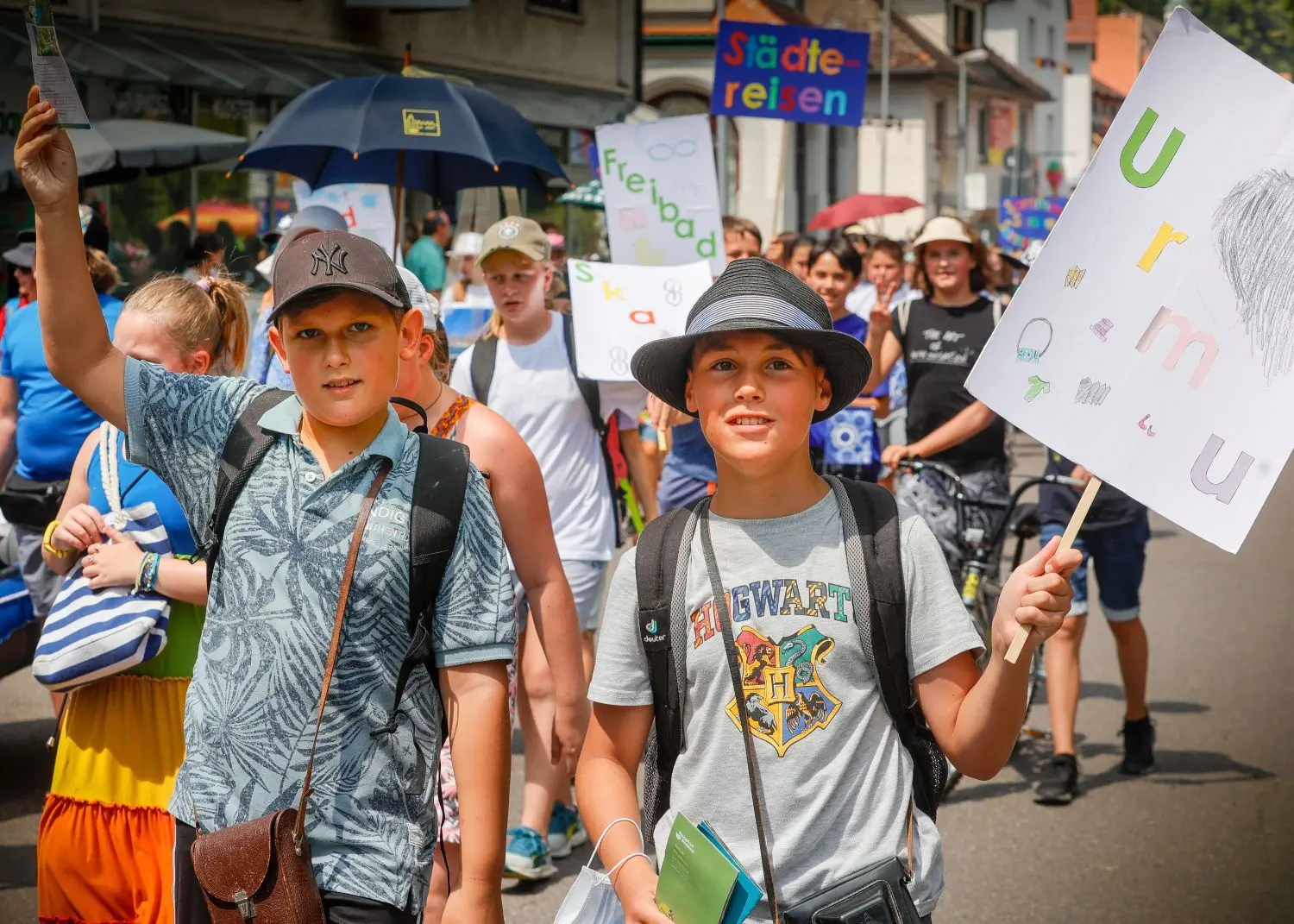 Blaubeuren - Kinderfest: Für Urlaub in der Region warb diese Kindergruppe.