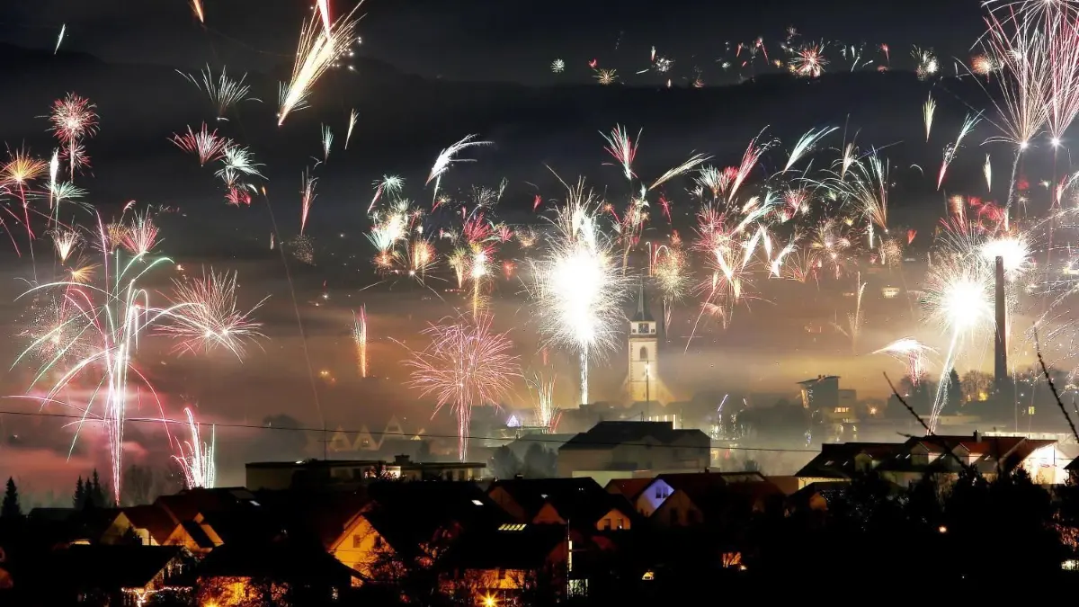 Die Zeiten, in denen Feuerwerkskörper über Metzingen die Nacht zum Tag gemacht haben, sind vorerst vorbei. Auch an diesem Silvester dürfte es relativ ruhig zugehen.⇥
Impressionen von Metzingens Feuerwerk