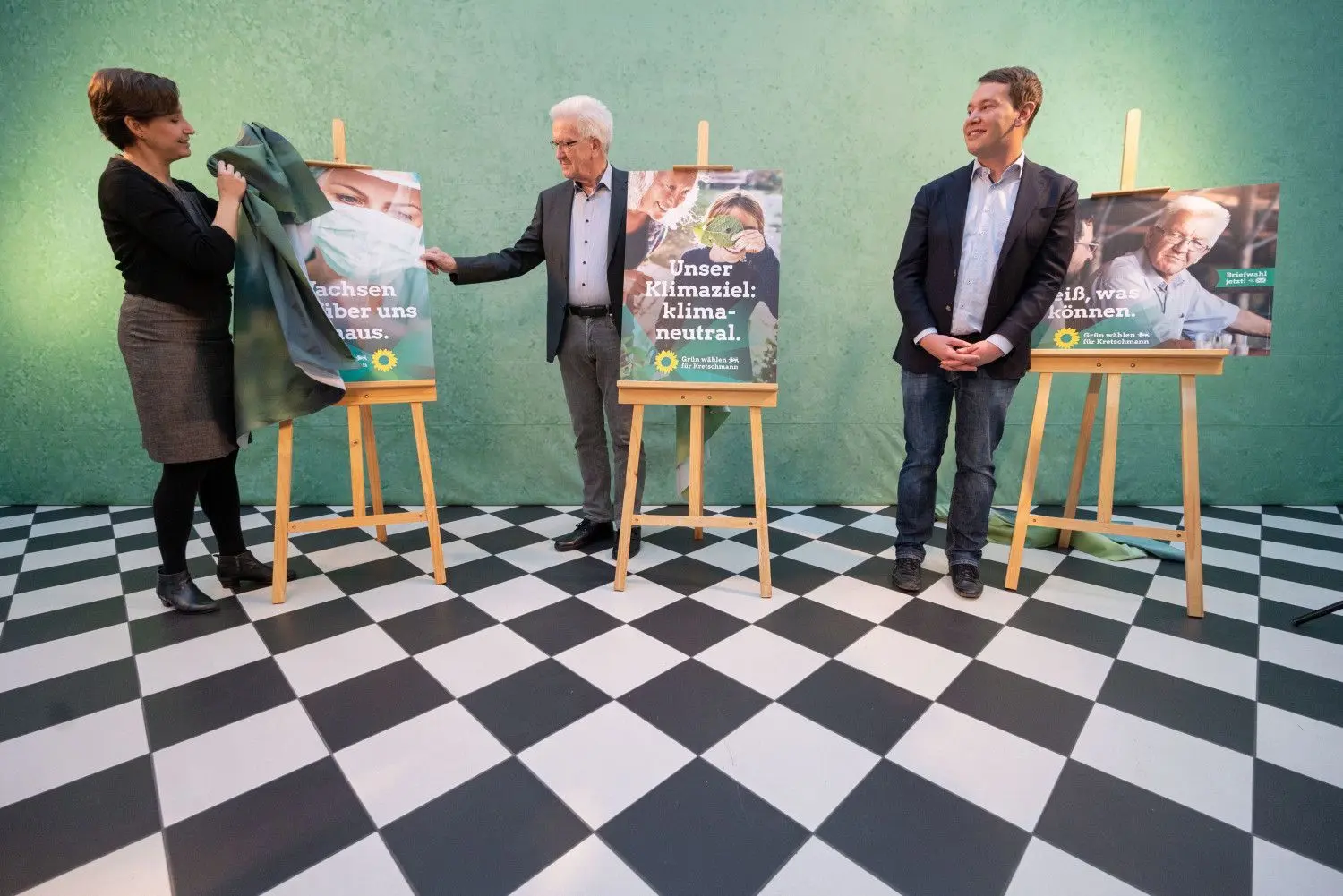 Wahlkampf-Auftakt per Livestream: Grünen-Landeschefin Sandra Detzer mit Ministerpräsident Winfried Kretschmann und Co-Parteichef Oliver Hildenbrand.⇥