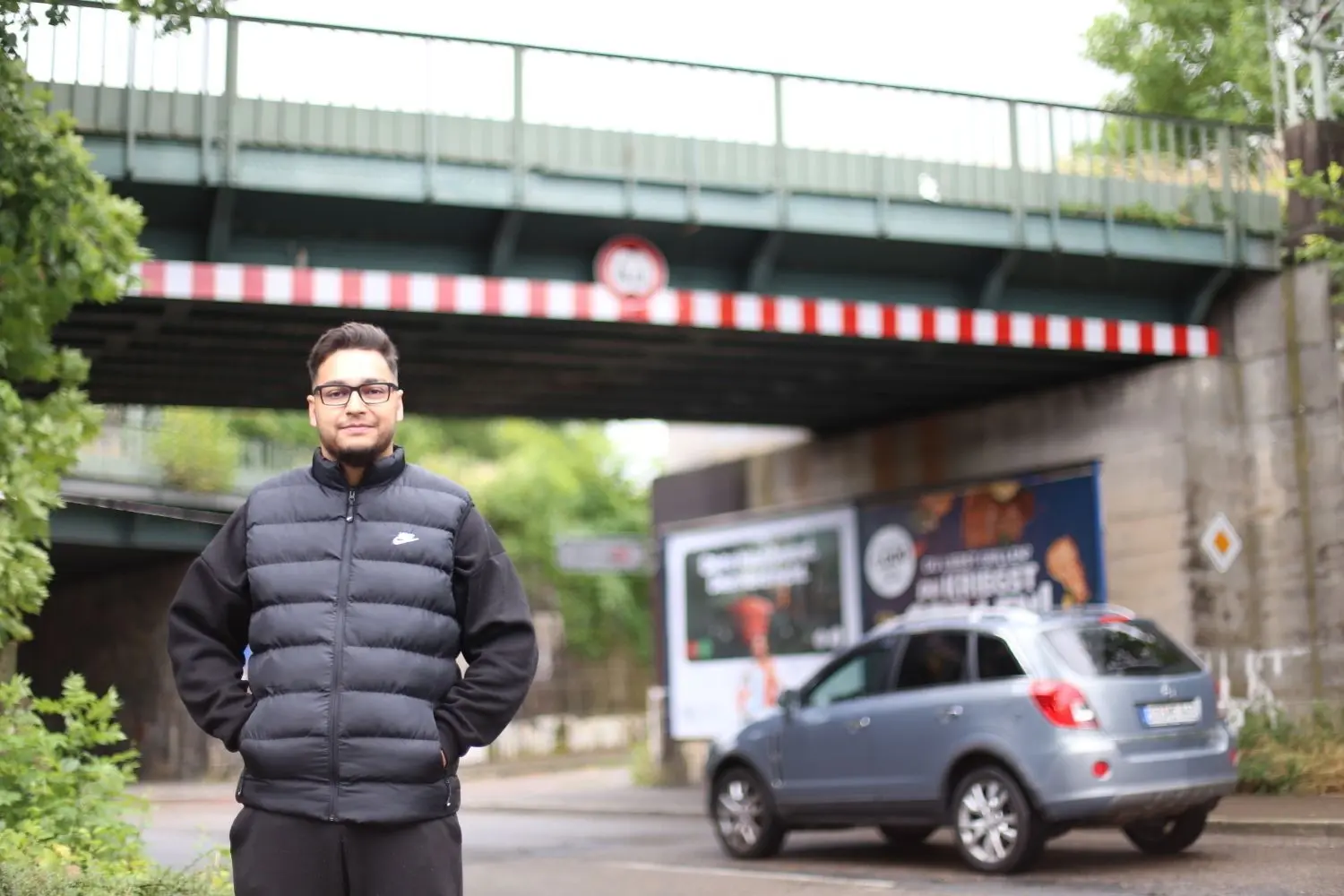 Bei der Unterführung in der Bahnhofstraße in Crailsheim wurde am Samstagabend etwas aus dem Fenster eines schwarzen BMW geworfen – ungefähr dort, wo das Auto hier gerade vorbeifährt. Cesur Kenar ist überzeugt, dass es sich um den kleinen Hund handelte.