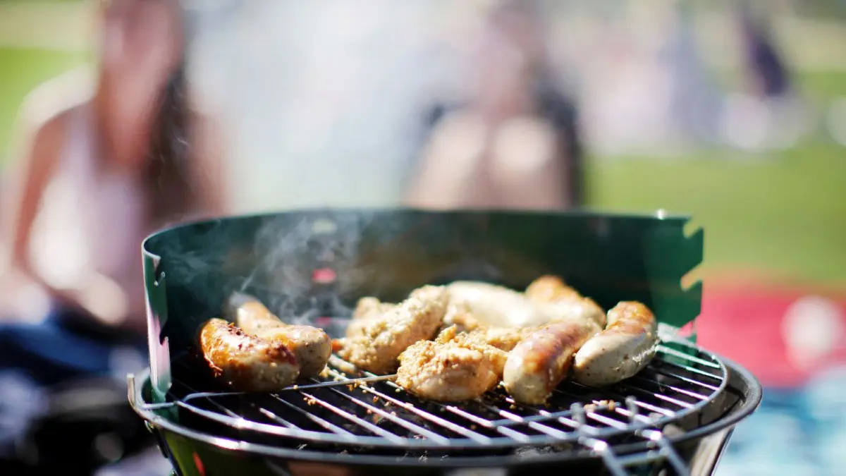 Grillen ist zurzeit in Heidenheim wegen der Trockenheit verboten.
ARCHIV - 02.04.2011, Nordrhein-Westfalen, Köln: Würstchen liegen auf einem Grill. Angesichts der Waldbrandgefahr wurden in vielen Städten und Regionen in NRW Rauch- und Grillverbote auf öffentlichen Flächen erlassen. In den Wäldern selbst ist von Anfang März bis Ende Oktober das Rauchen, Grillen und Entzünden von Feuern ohnehin grundsätzlich verboten, wie der Landesbetrieb Wald und Holz NRW betont. Für offenes Feuer gelte ein Mindestabstand von 100 Metern zum Wald. Foto: Rolf Vennenbernd/dpa +++ dpa-Bildfunk +++