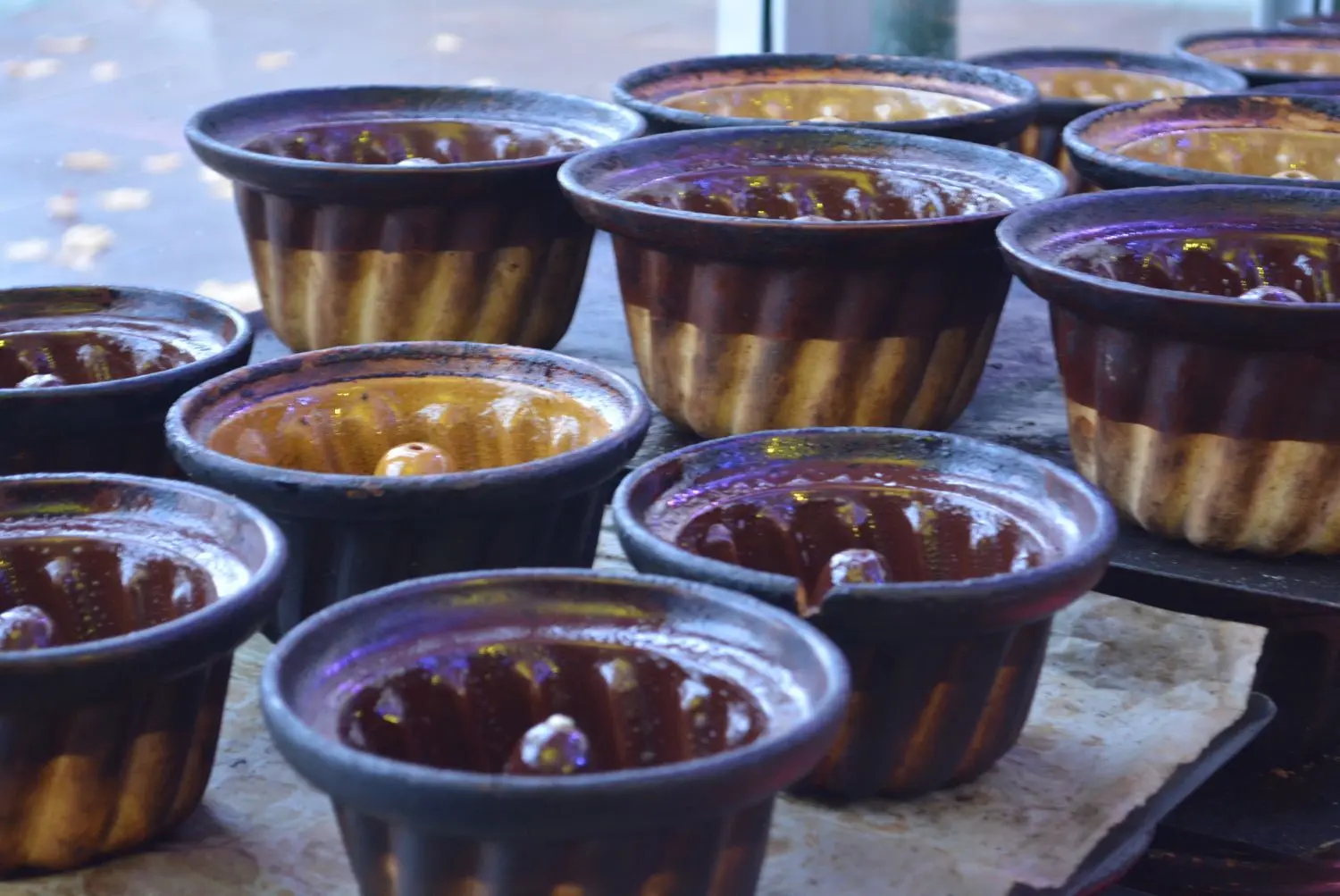 Der Gugelhupf hat im Elsass Tradition. Verziert wird er mit Mandeln.