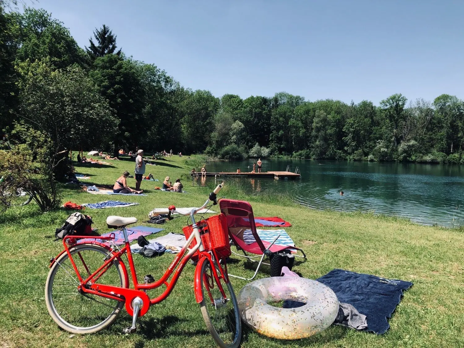 Die vormittägliche Idylle trügt: Jugendliche Gangs belagern immer öfter den Badesee Dietenheim.⇥