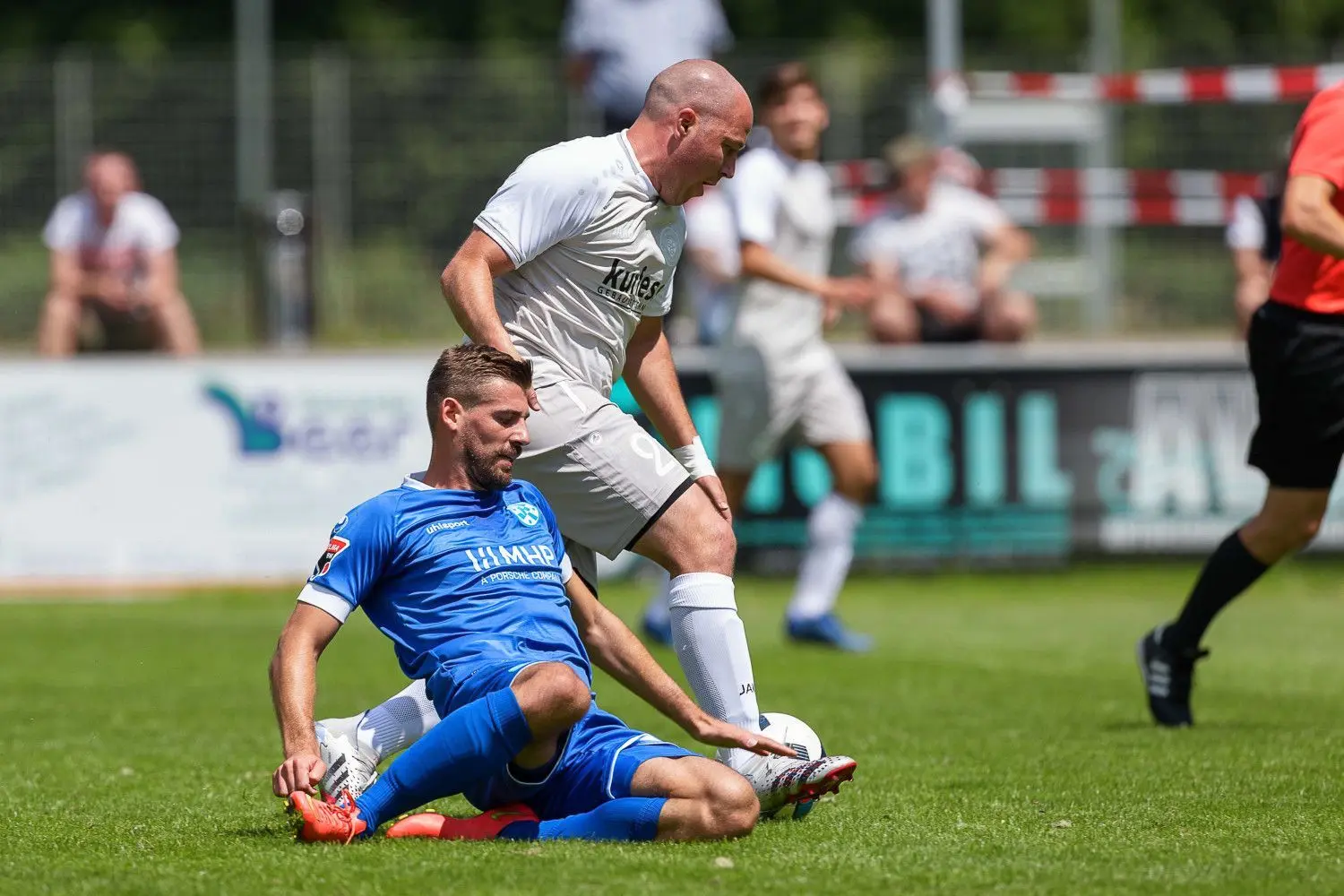 Lukas Kling (am Ball) empfahl sich als Denker und Lenker im Geislinger Mittelfeld.