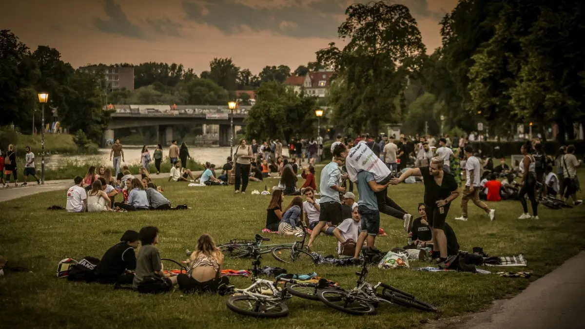 Die Donauwiese war im Sommer ein Party-Hotspot.⇥
Donauwiese nachts - Reportage über die Donauwiese und die Partys dort