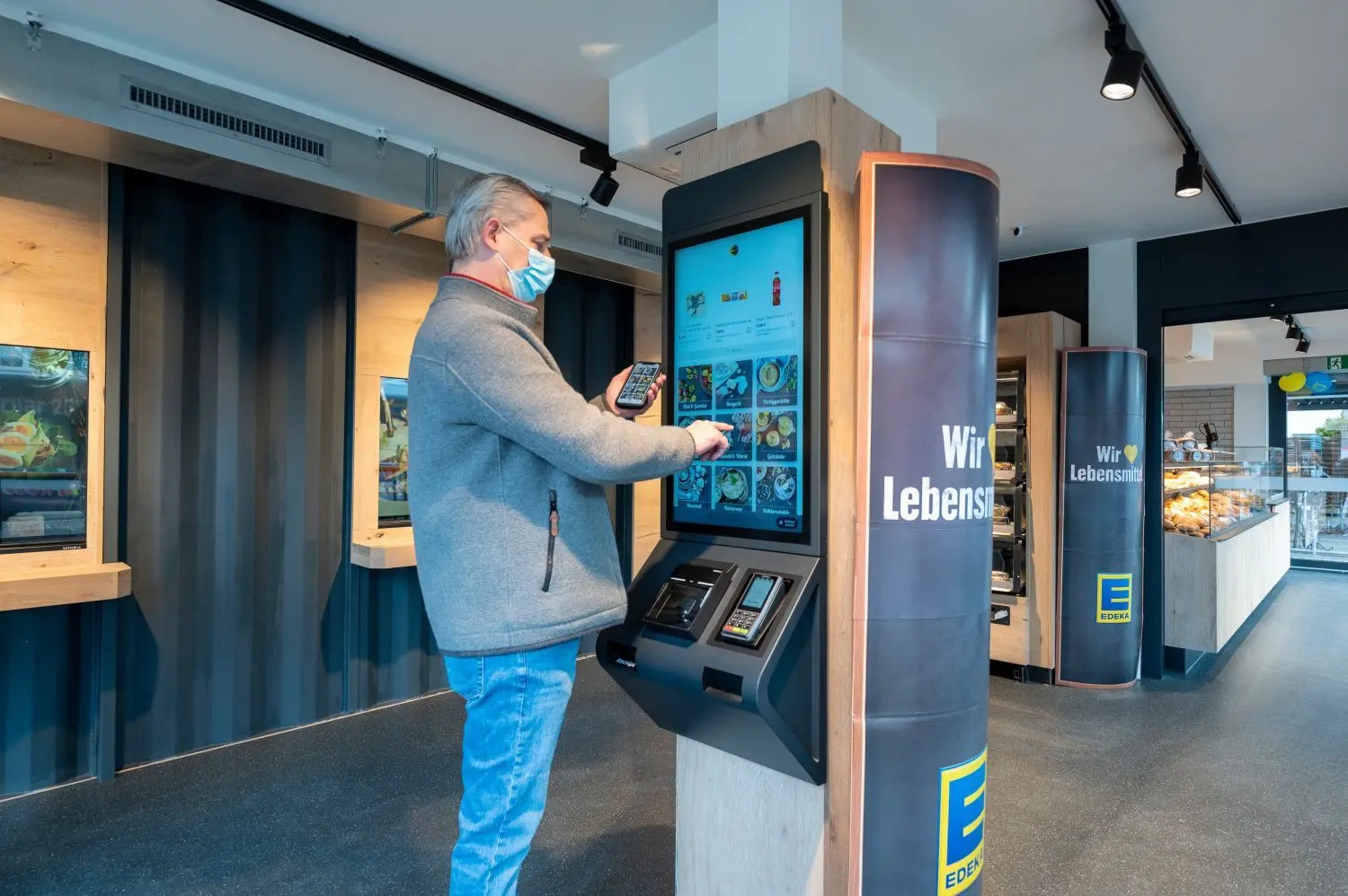 Im Renninger Bahnhof können Kunden am Terminal die Waren auswählen, sie werden automatisch ausgegeben und auch die Zahlung geht ohne Personal.