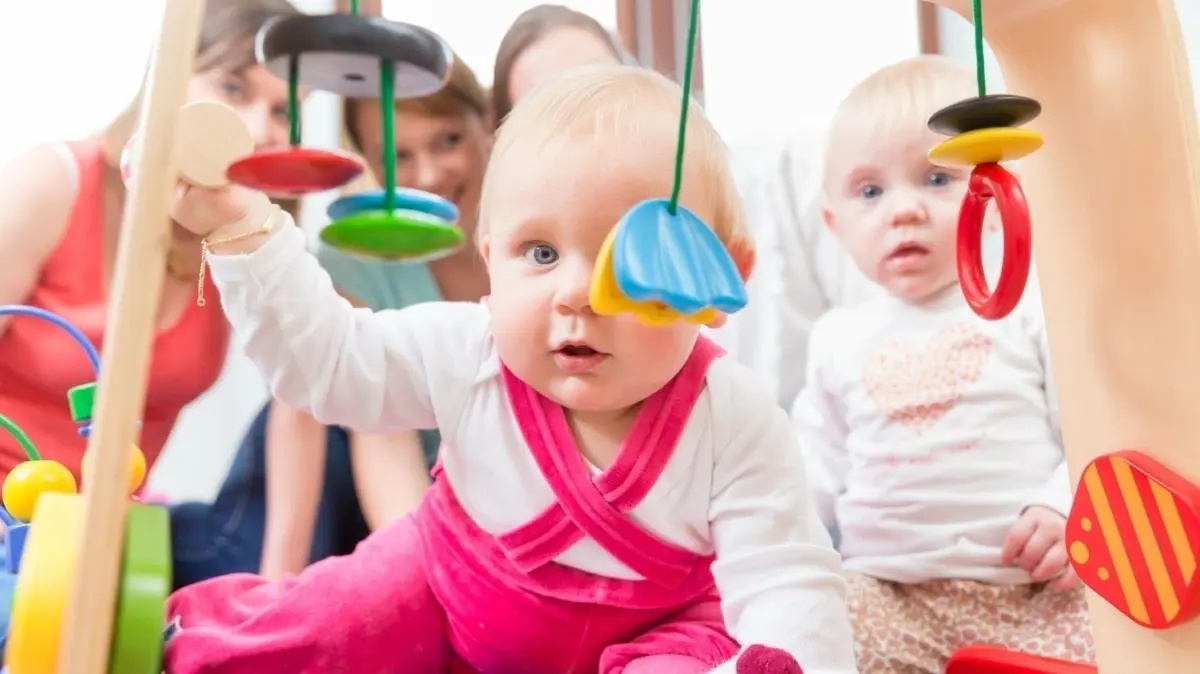 Babies spielen in der Kita oder Kinderkrippe.
Babies spielen in der Kita oder Kinderkrippe