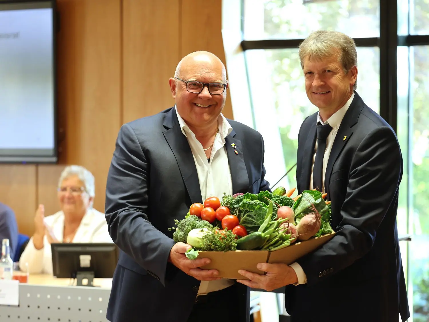Helmut Reitemann wird verabschiedet.⇥