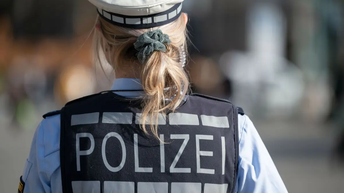 Die Bundespolizei konnte am Sonntag einen 18-Jährigen festnehmen der in einem Zug mehrere Personen bestohlen hatte.
ARCHIV - 25.02.2022, Baden-Württemberg, Stuttgart: Eine Polizeibeamtin steht auf der Königstraße. Die Zahl der gemeldeten Verdachtsfälle sexueller Belästigung bei der Landespolizei hat sich von 2019 bis 2022 vervierfacht. (zu dpa «Mehr Fälle sexueller Belästigung bei der Polizei») Foto: Marijan Murat/dpa +++ dpa-Bildfunk +++