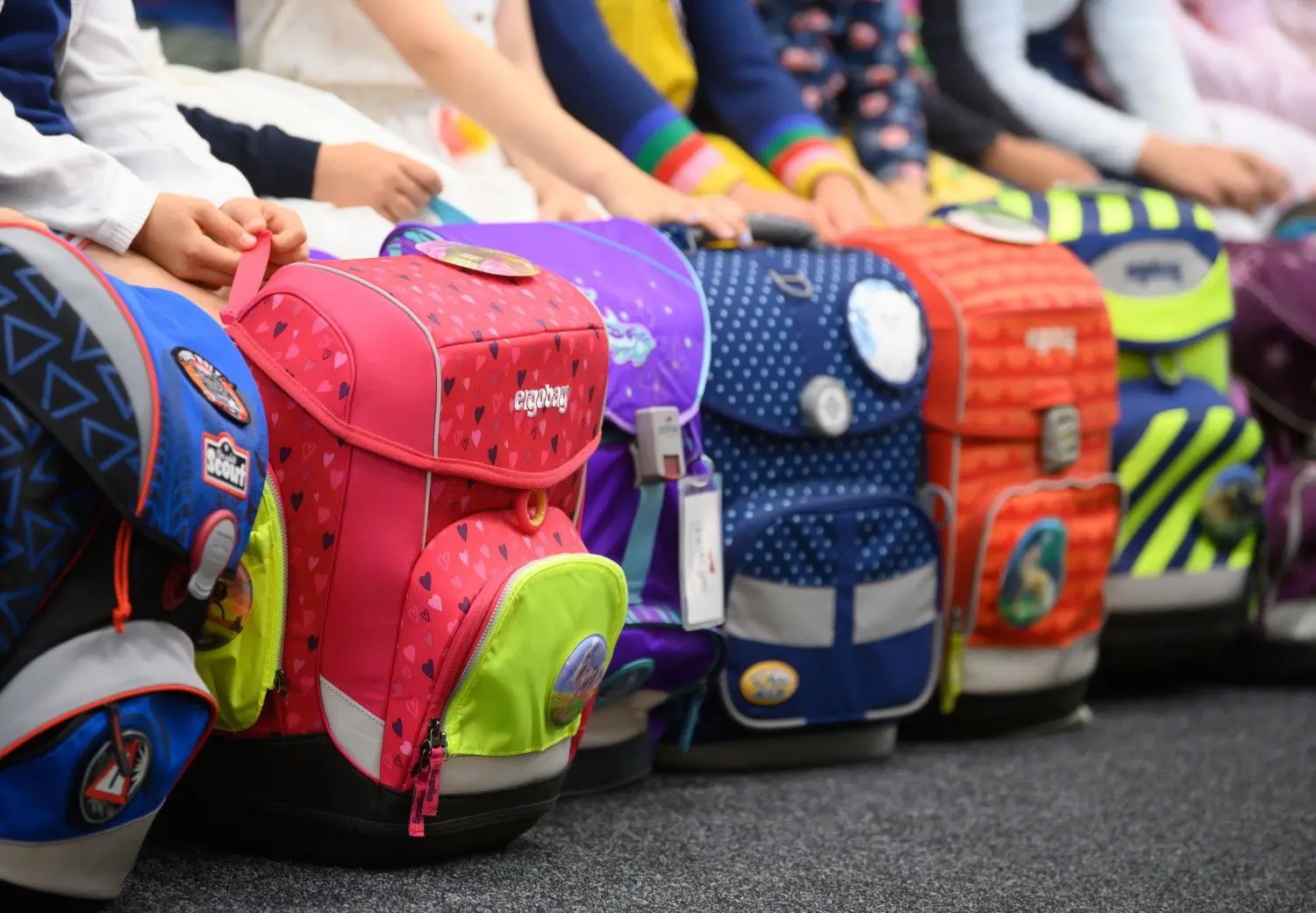 Kitas und Schulen in Baden-Württemberg im Blickpunkt: Ab dem 22.02. kommen Schüler und Kindergartenkinder schrittweise wieder zurück in die Grundschulen und Kindergärten im Land. Welche Regeln gelten?
