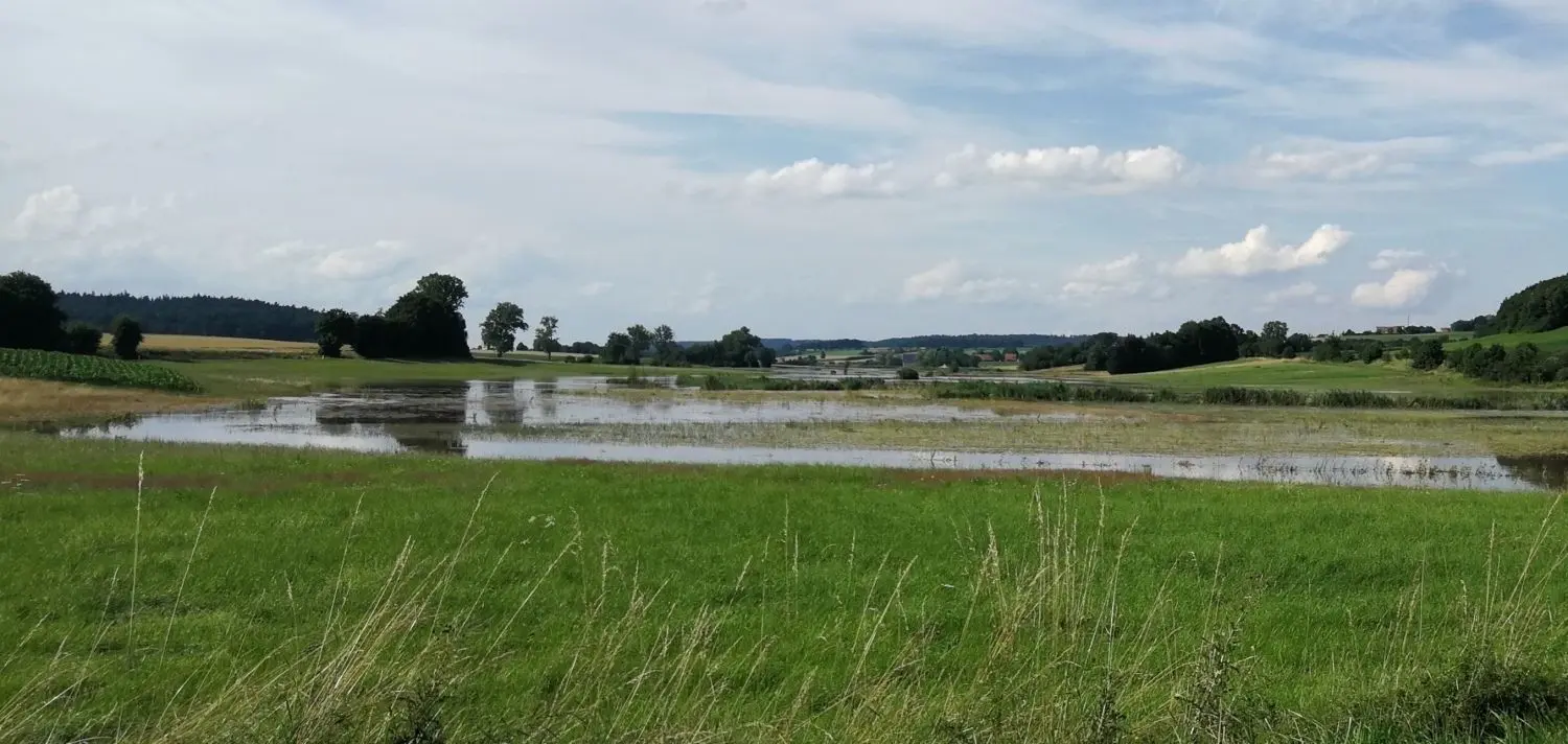 Starkregen und Überschwemmungen (hier ein Bild aus dem Wörnitztal am Sonntag) sind wohl die Ursache für die Grenzüberschreitungen im Trinkwasser.⇥