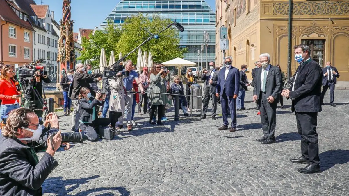 Ulms OB Gunter Czisch (von rechts) begleitet die beiden Ministerpräsidenten Winfreid Kretschmann (Grünen, Baden-Württemberg) und Markus Söder (CSU, Bayern) ins Rathaus, wo sie sich über den gemeinsamen Kurs in der Corona-Krise beraten und im Livestream der Presse äußern.
Rathaus Ulm: Treffen Söder - Kretschmann