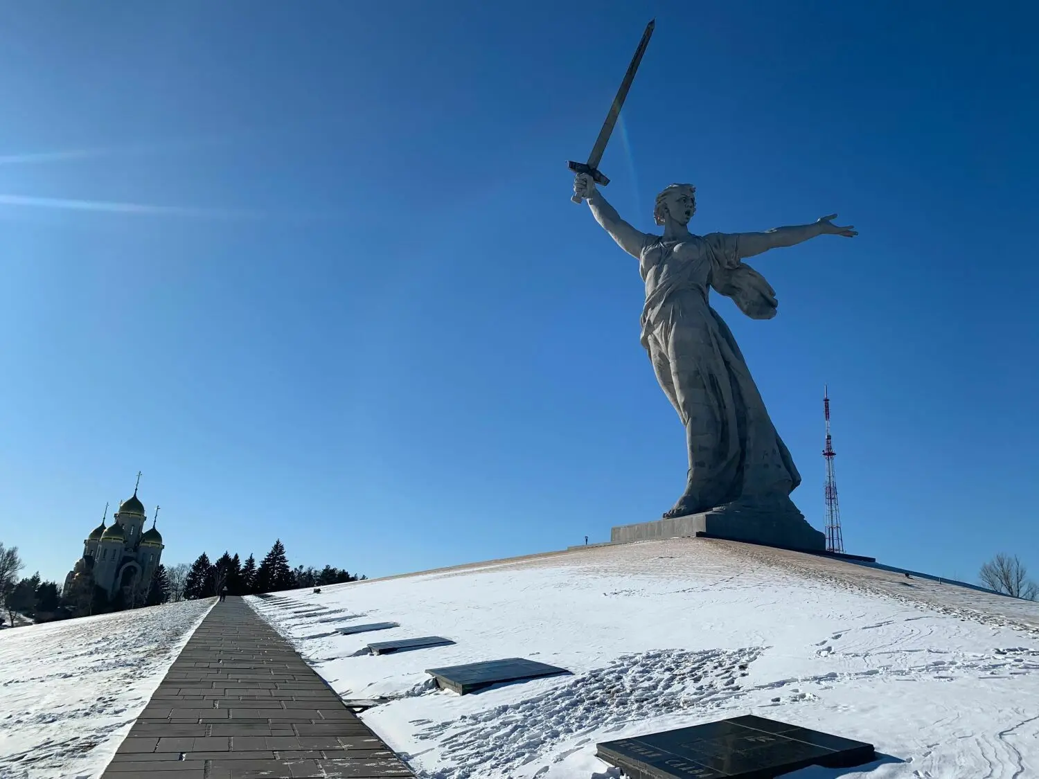 Zu monströs, um schön zu sein: Das Mutter-Heimat-Denkmal ragt 85 Meter auf dem Mamajew-Hügel auf. Diese strategisch wichtige Anhöhe im Stadtgebiet des damaligen Stalingrads war besonders hart umkämpft.