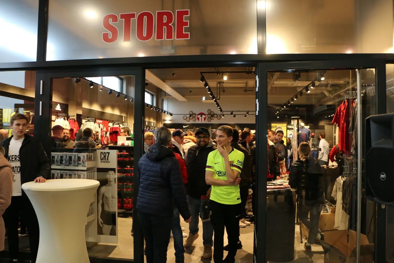 Links geht es zum Store, rechts ist der Eingang für den Outlet-­Shop.