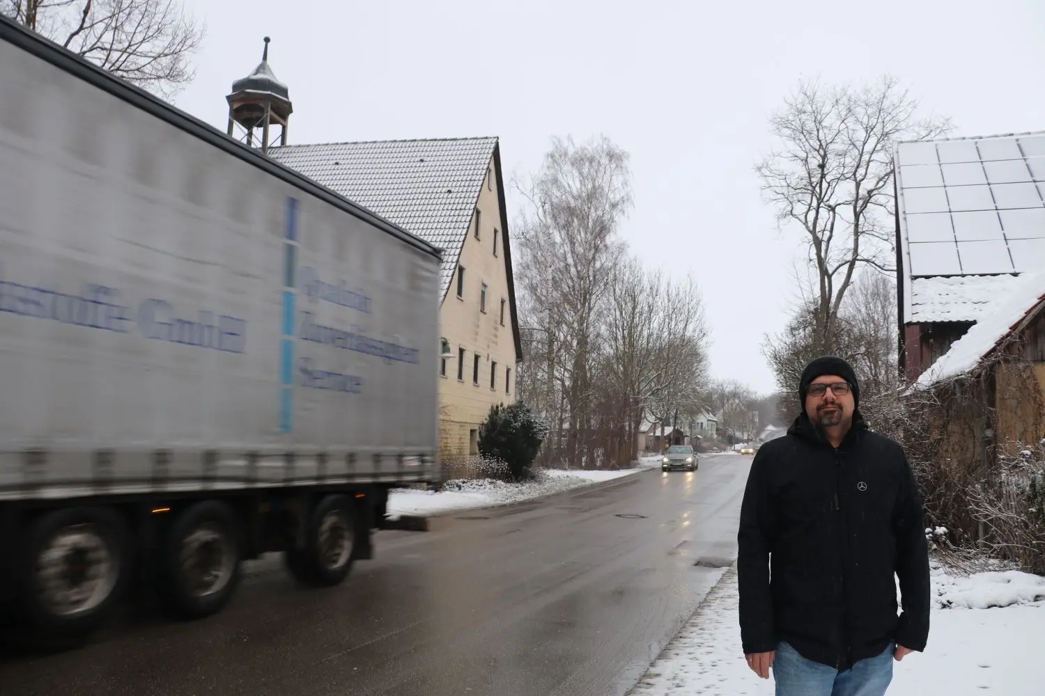 Markus Kern in der Ortsdurchfahrt L1042 in Hörlebach. Am 8. Januar 2021 (Corona-Lockdown) fahren alle 30 Sekunden Fahrzeuge durch das Dorf. Der Verkehr ist laut, etliche fahren zu schnell. Der Vater zweier Kinder hat eine Unterschriftenliste organisiert (ca 150 haben unterschrieben). Die Bürger fordern Tempo 30.