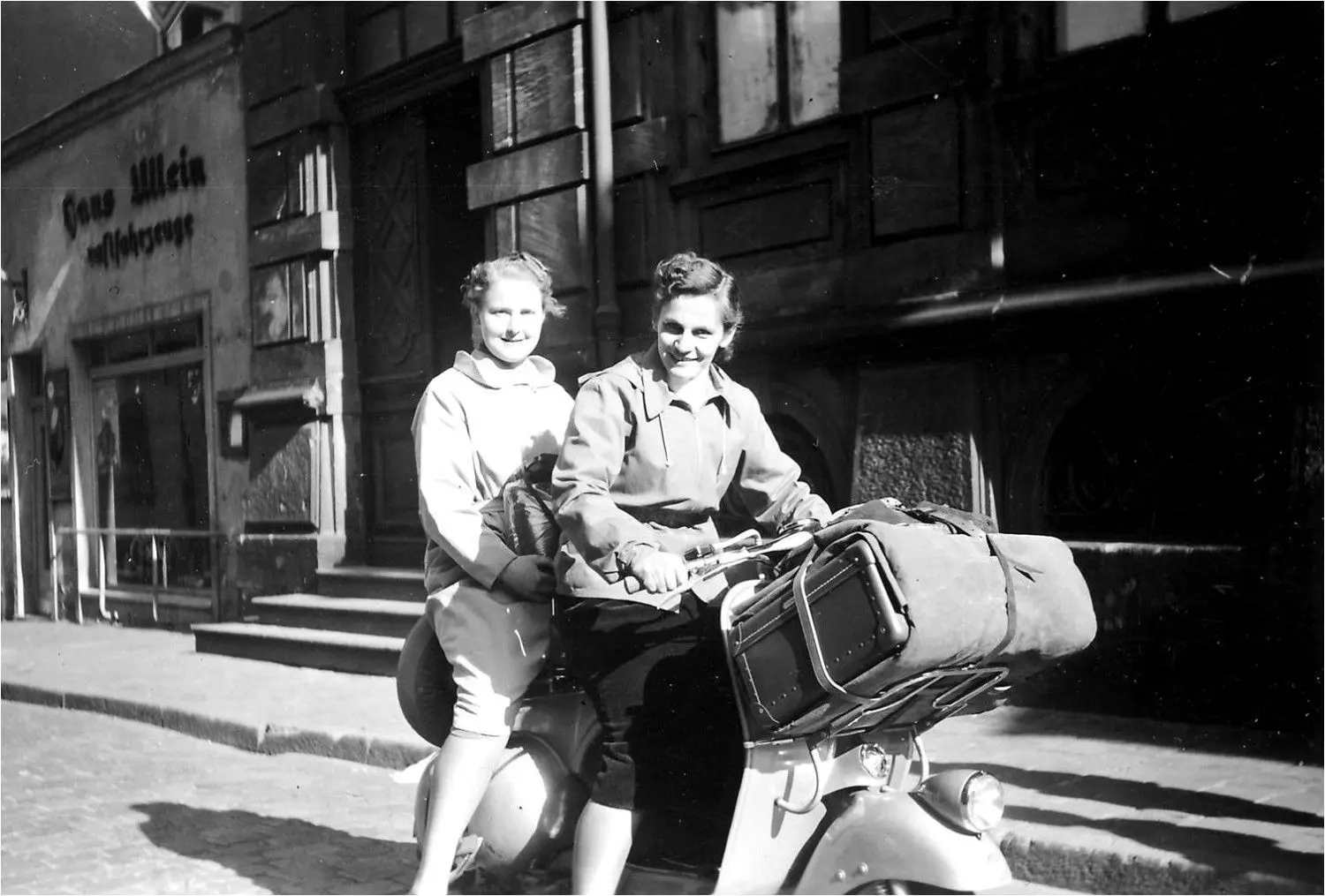 In den 50er-Jahren machte Waltraud Ertelt ihren Vespa-Führerschein und war fortan nicht mehr zu bremsen. Die Abenteuerlust und das Reisen liegen ihr bis heute im Blut.