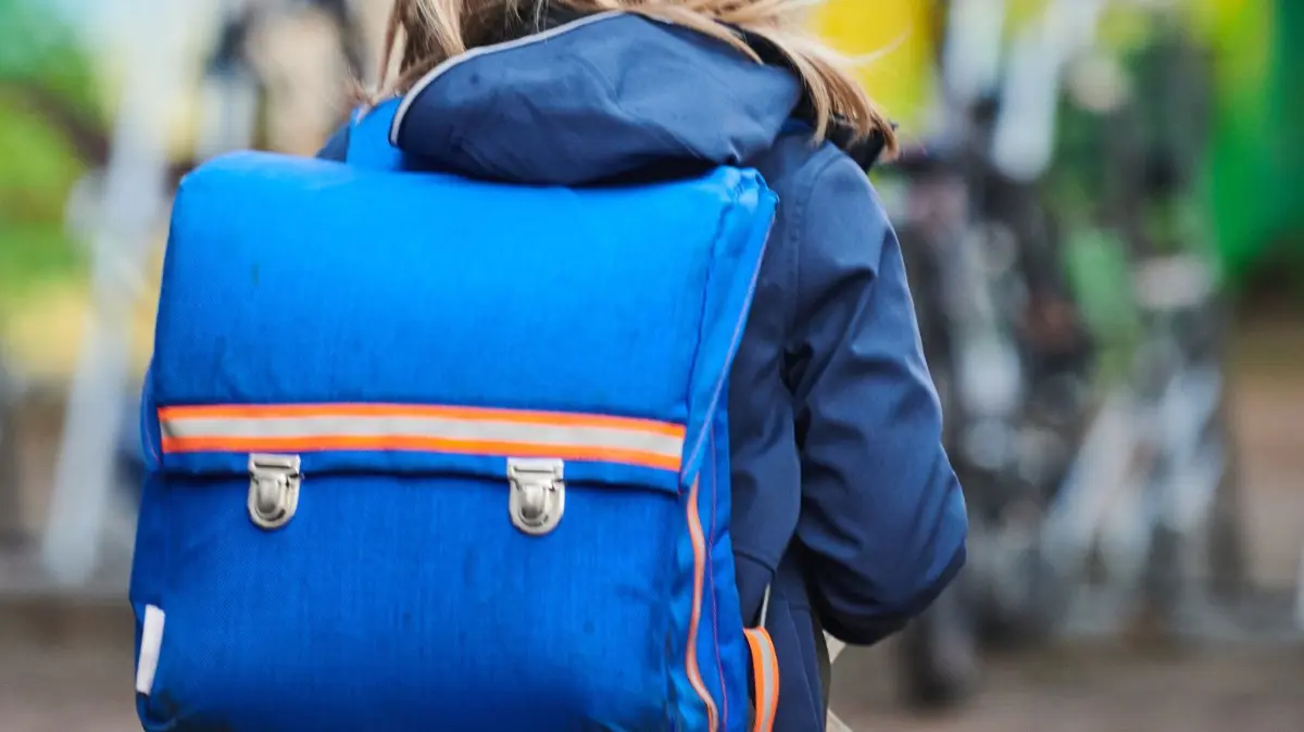 Nach dem tödlichen Unfall eines 14-Jährigen: Eltern der Goethe-Grundschule in Kremmen schlagen Alarm. In einem offenen Brief sprechen sie Gefahren auf dem Schulweg an. (Symbolbild)
ARCHIV - 22.02.2021, Berlin: ILLUSTRATION - Ein Schüler steht mit Schulranzen nahe einer Grundschule. Die Kinder- und Jugendkriminalität an den Schulen im Südwesten ist zuletzt sprunghaft angestiegen. (zu dpa: «Kriminalität an Schulen im Südwesten steigt sprunghaft») Foto: Annette Riedl/dpa +++ dpa-Bildfunk +++