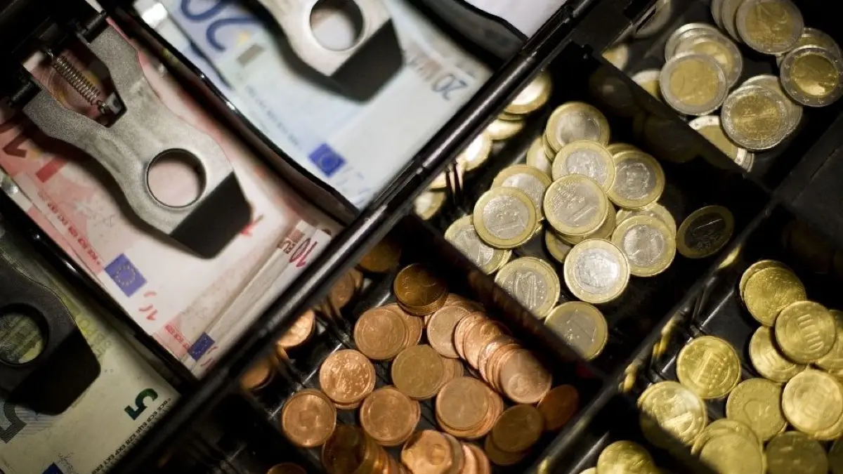 Wie lange es in der Kasse vieler, vor allem kleiner Unternehmer in Brandenburg und Berlin nicht mehr klingeln wird, weiß niemand. Die Regierungen beider Länder haben erste Millionenhilfen wegen der Corona-Krise zugesagt.
ARCHIV - 28.08.2013, Niedersachsen, Visselhövede: Bargeld in einer Kasse. Der Brandenburger Einzelhandel freut sich auf klingelnde Kassen am Freitag. (zu "Brandenburger Händler erwarten Berliner Shoppingtouristen" vom 06.03.2019) Foto: Daniel Reinhardt/dpa +++ dpa-Bildfunk +++ | Verwendung weltweit