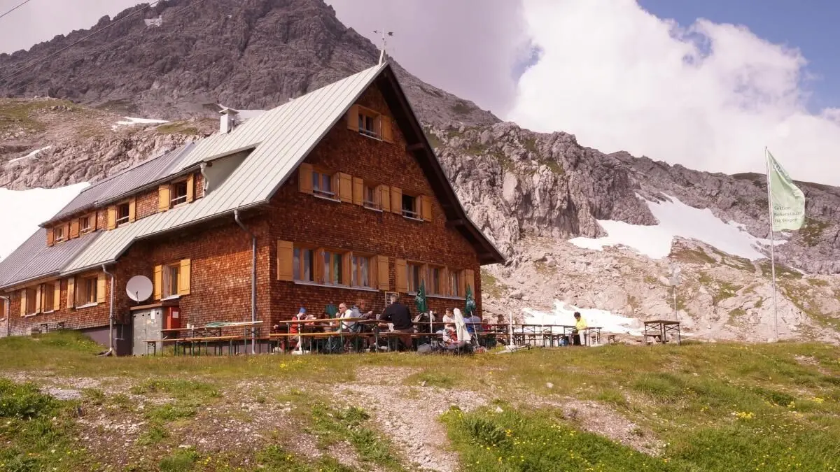 Die Göppinger Hütte auf dem Gamsboden zwischen dem Lechtal und dem Großen Walsertal ist klimatechnisch auf dem neuesten Stand. Bei der CO-Bilanz verzeichnet sie dennoch einige Emissionen. Bis 2030 will der DAV klimaneutral werden.