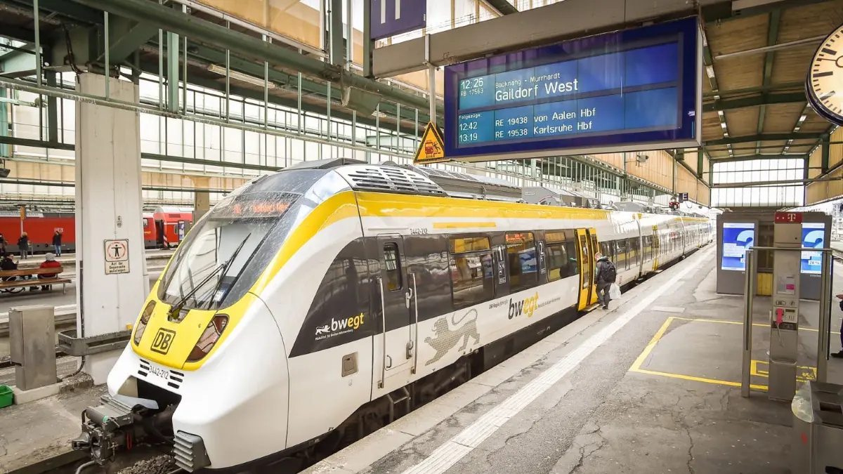 Die neuen Metropolexpresszüge im Landesdesign sollen die S-Bahn der Metropolregion Stuttgart werden. Bisher fahren diese Züge nur auf der Murrbahn bis Gaildorf, weitere werden noch in diesem Jahr folgen. ⇥
Mobilitaetskongress der Metropolregion Stuttgart. Murrbahn Regionalbahnen, neue Metropolexpresszuege vom Verkehrsministeriums im Landesdesign Gelb und Weiß - Hauptbahnhof Gleis 11, Stuttgart - Foto Ferdinando Iannone