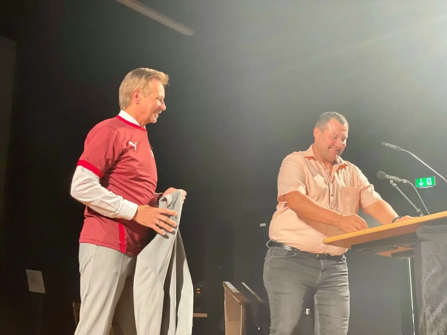 Jobo, Jochen Bolz, hat dem scheidenden Bürgermeister ein T-shirt des FC verpasst.