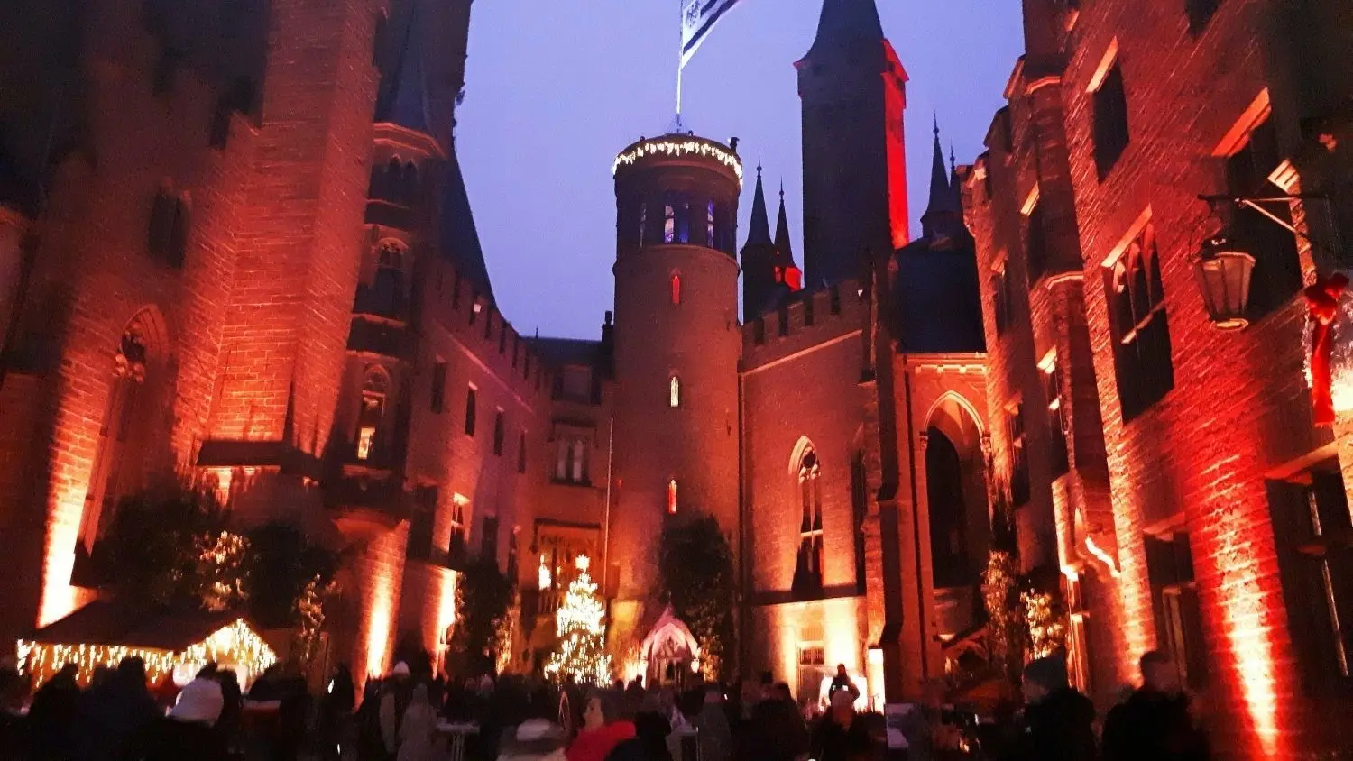 Der Königliche Winterzauber auf der Burg Hohenzollern verzaubert wieder mit seiner ganz unvergleichlichen Atmosphäre. Bis 7. Januar kann man sie erleben.⇥