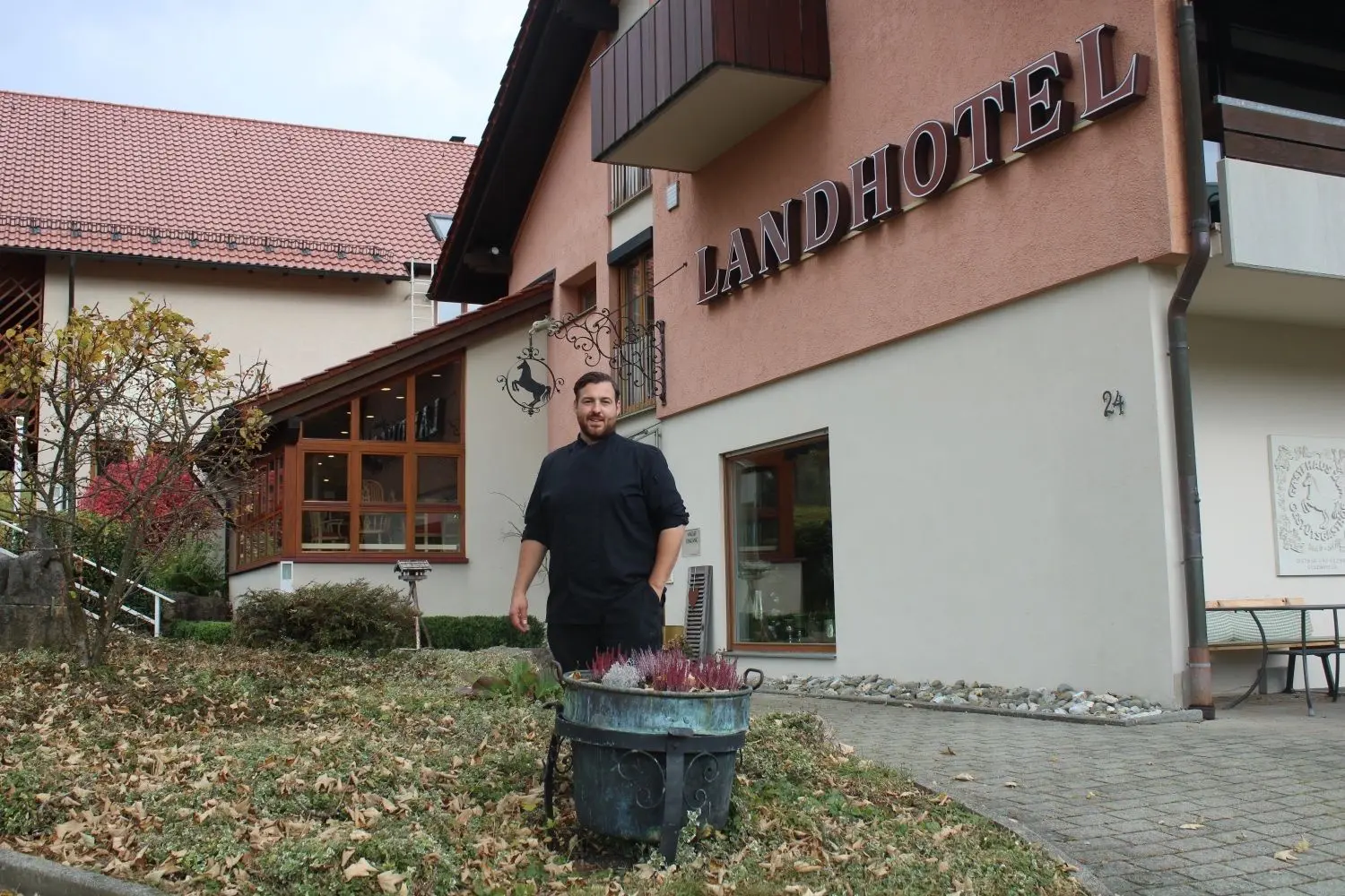 Küchenmeister Marc Winter ist schon viel auf der Welt herumgekommen. Dennoch war ihm schon immer klar: seine Wurzeln sind im Schwabenländle. ⇥
