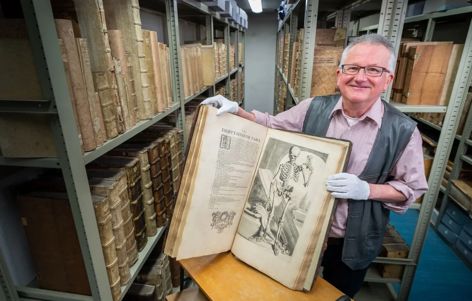 Seit 1998 für die historischen Bestände verantwortlich: Alexander Rosenstock muss auch im Ruhestand nicht auf seine Schätze im Tresorraum unter dem Weinhof verzichten, denn er bleibt der Stadtbibliothek als Ehrenamtlicher erhalten. ⇥