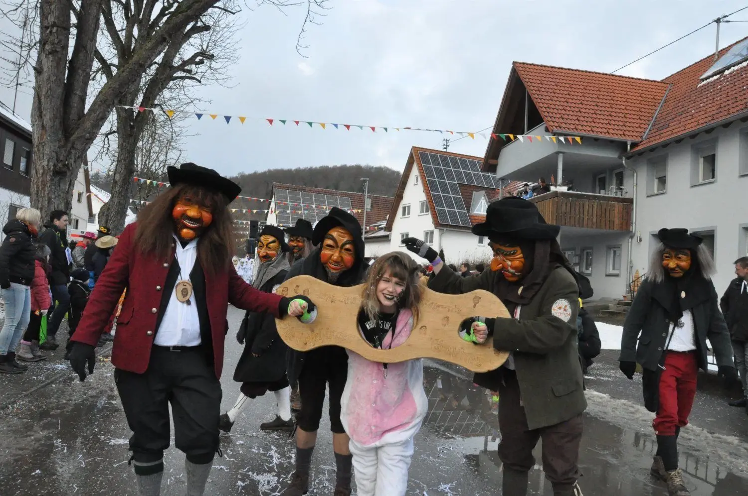 Unbeeindruckt von den Unbilden des Wetters zogen große und kleine Narren durch Lauterach. ⇥