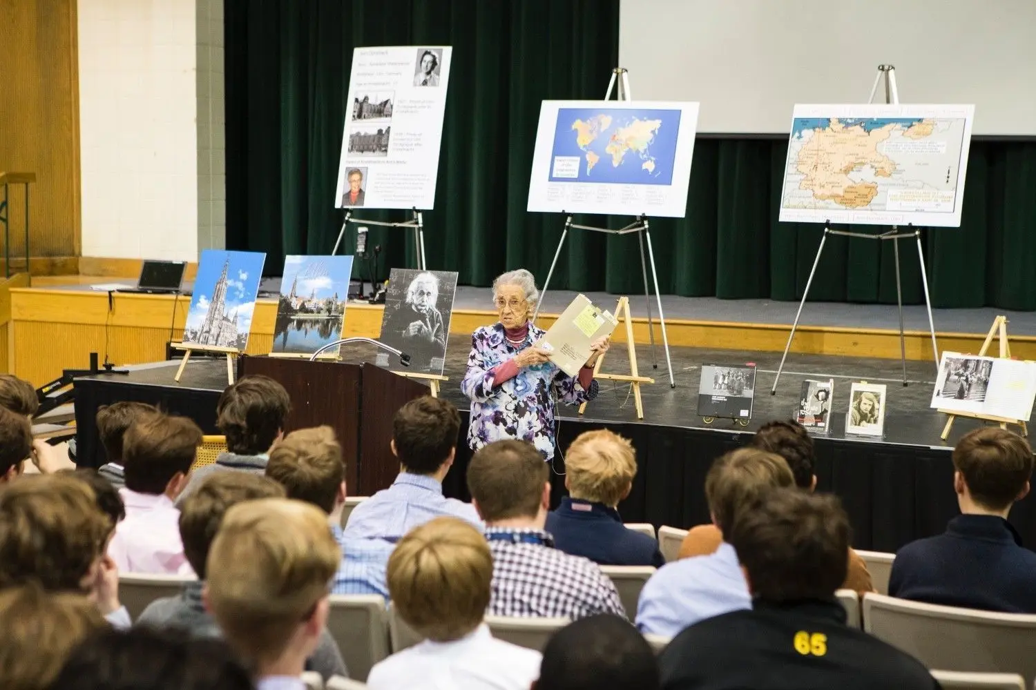 Anneliese Dorzback ist ein gefragter Gast in Schulen, wo sie ihre Geschichte erzählt. Hier an der Saint Xavier High School in Louisville.
